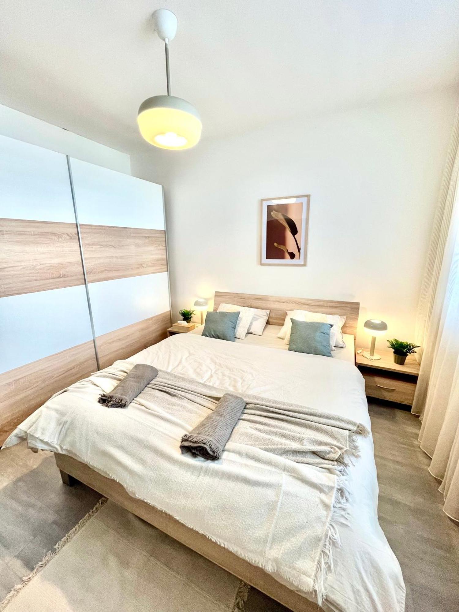 The Elite Suite Downtown 2- Bedroom Apt Ac & Garage Parking Bratislava Ngoại thất bức ảnh