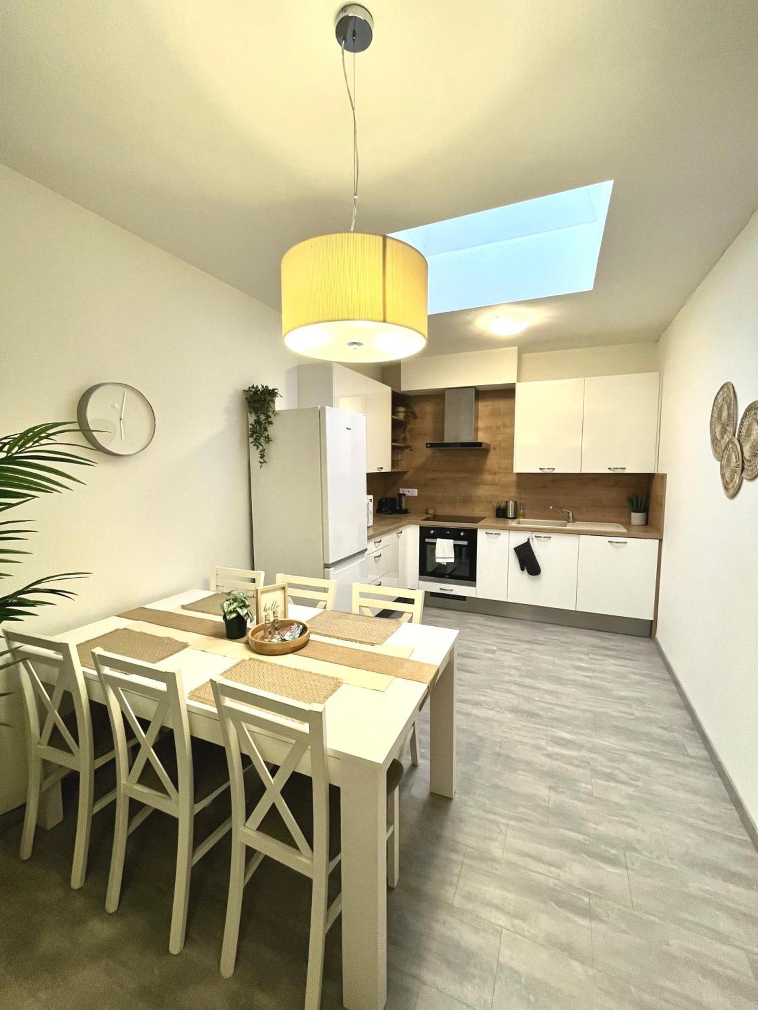 The Elite Suite Downtown 2- Bedroom Apt Ac & Garage Parking Bratislava Ngoại thất bức ảnh