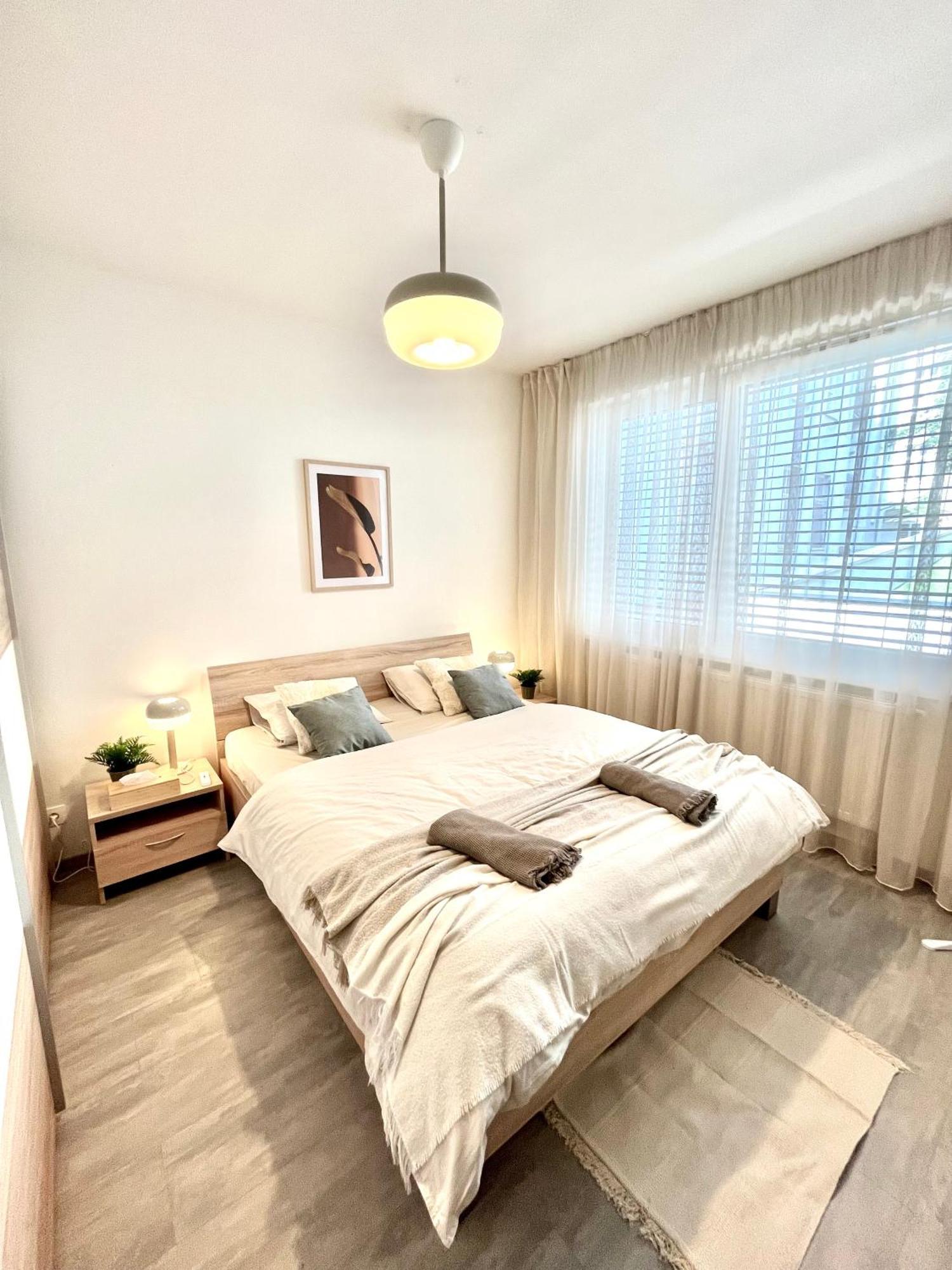 The Elite Suite Downtown 2- Bedroom Apt Ac & Garage Parking Bratislava Ngoại thất bức ảnh