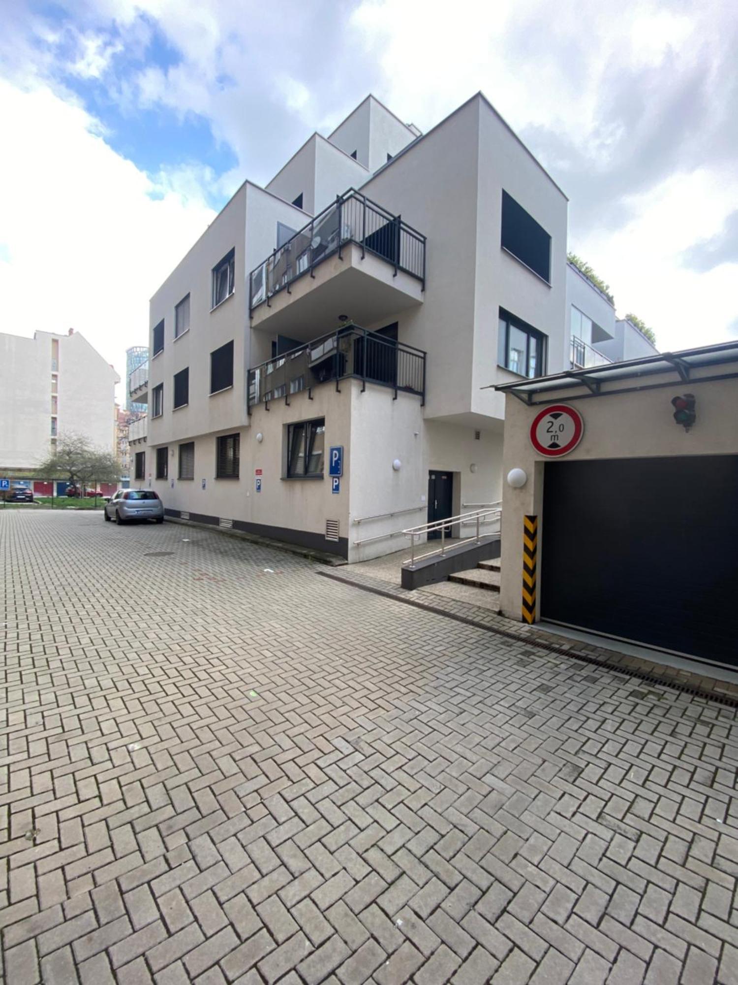 The Elite Suite Downtown 2- Bedroom Apt Ac & Garage Parking Bratislava Ngoại thất bức ảnh
